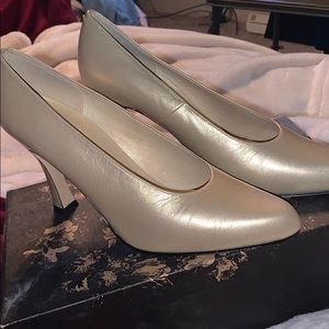 Précis Ladies pumps.